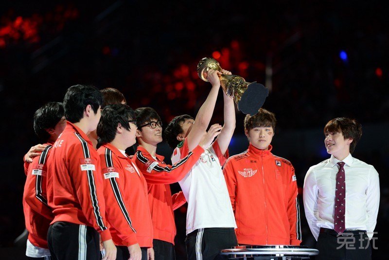 季中赛总决赛现场 Faker完成大满贯捧起奖杯(