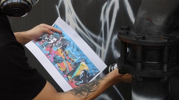 90后涂鸦小伙顶楼整墙涂鸦 只为向中国电竞表