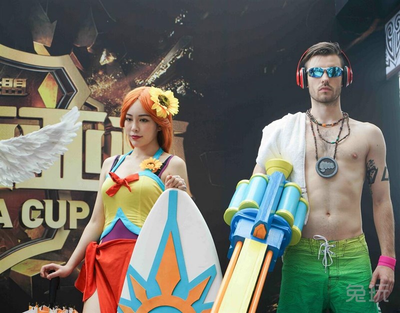 德杯现场COS 泳池派对版男枪coser帅晕众人(2)_兔玩网英雄联盟