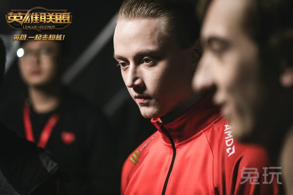 10月21日RNG迎战FNC:Uzi下路激斗欧成!