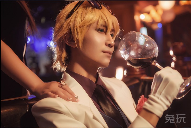 城里人真会玩 lol光执事ez酒吧大尺度cos(2)