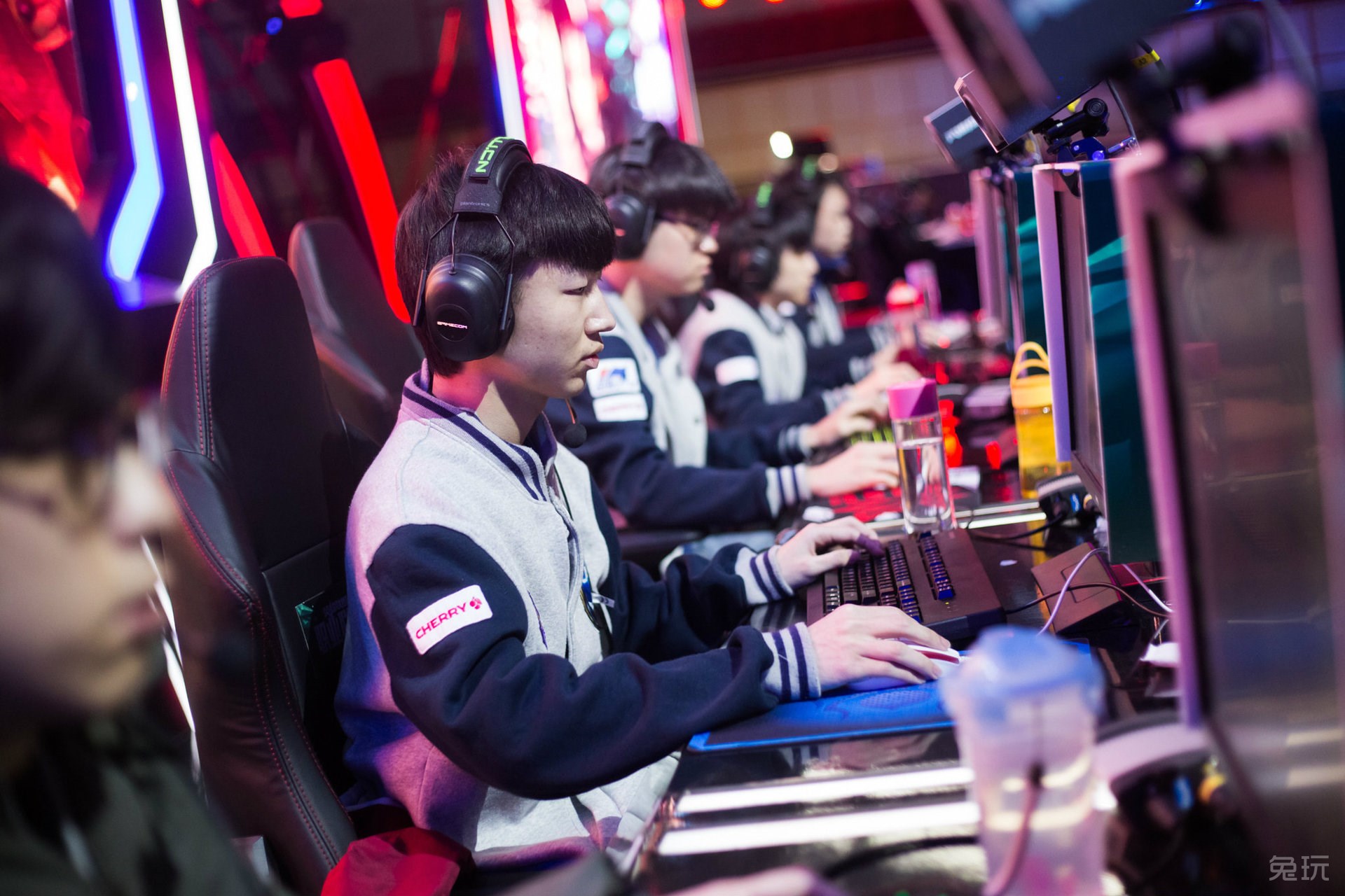 2015lpl春季赛第7周比赛现场 白发诺夏惹人怜(18)