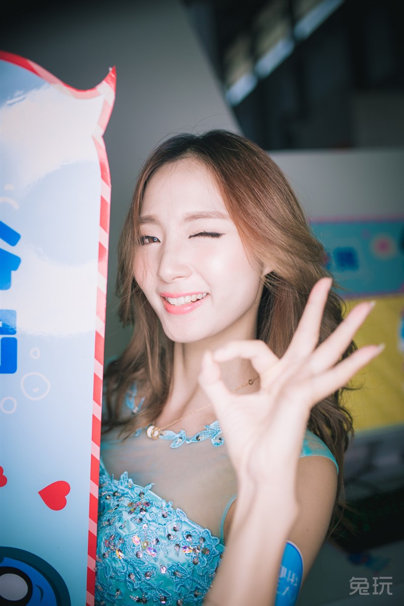 带你零距离欣赏高端镜头下的cj展台美女第一期(27)( 27/30 )