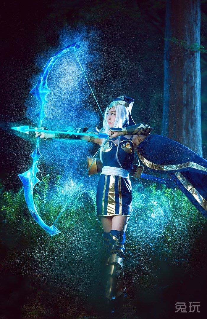 正对眉心 lol女玩家cos寒冰射手作品欣赏(2)